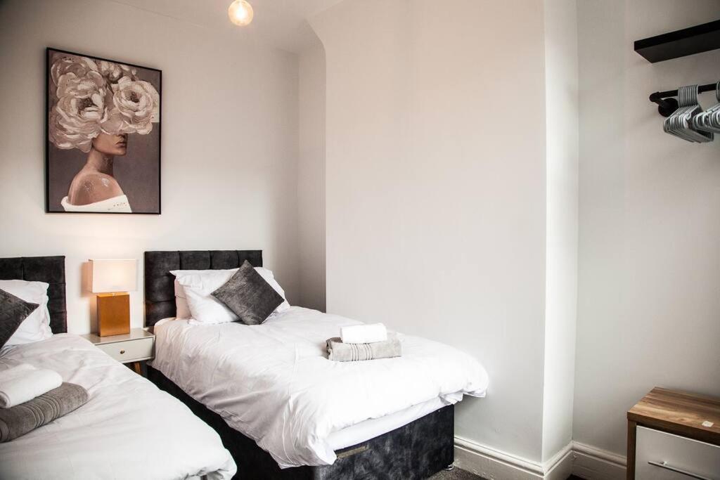 2 Bedroom House By Brookland Stays Serviced Accommodation Short Lets Liverpool With Free Wifi Exterior foto