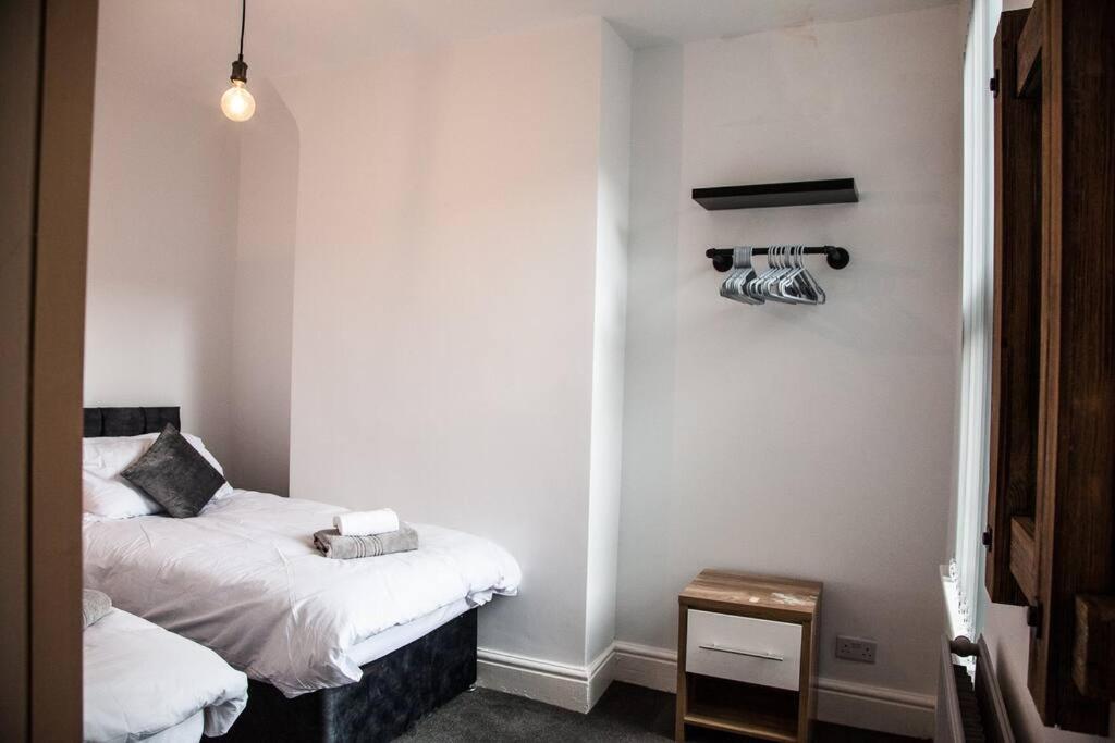 2 Bedroom House By Brookland Stays Serviced Accommodation Short Lets Liverpool With Free Wifi Exterior foto